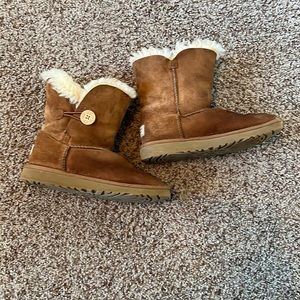 Girls Sz 2 Ugg Single Button Bailey Boot